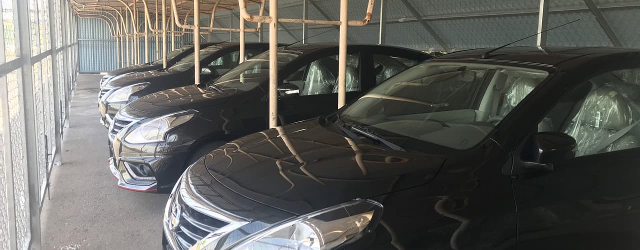 Xe sedan đen đậu trong mái che.